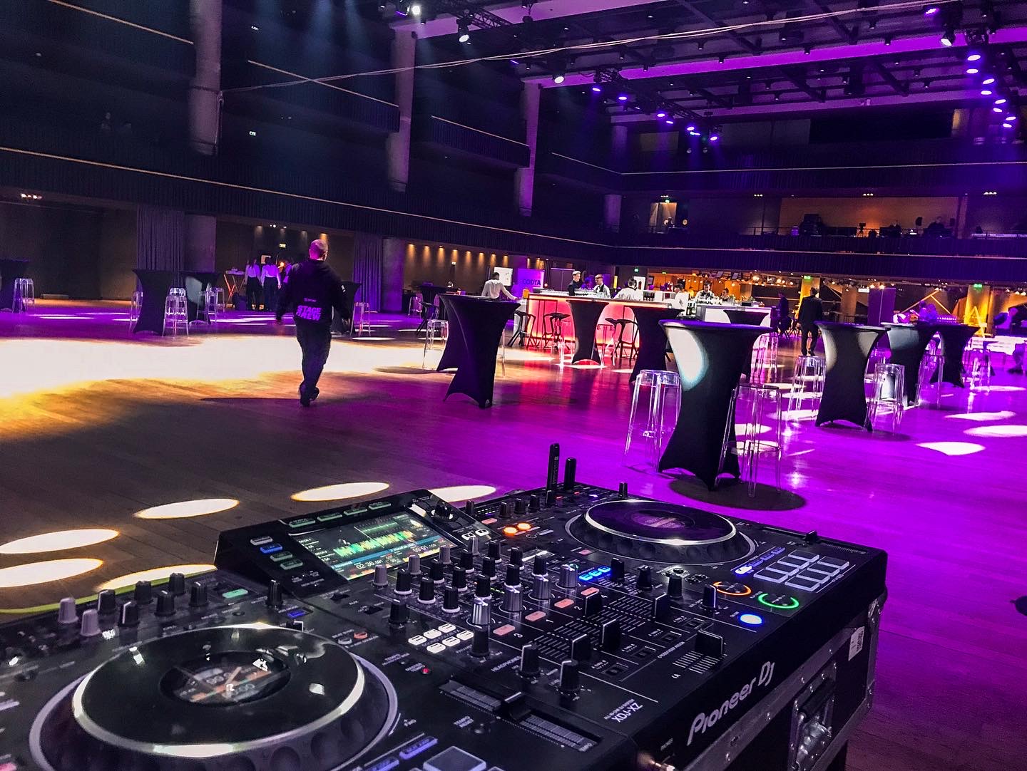 DJ Pekos na firemní akci