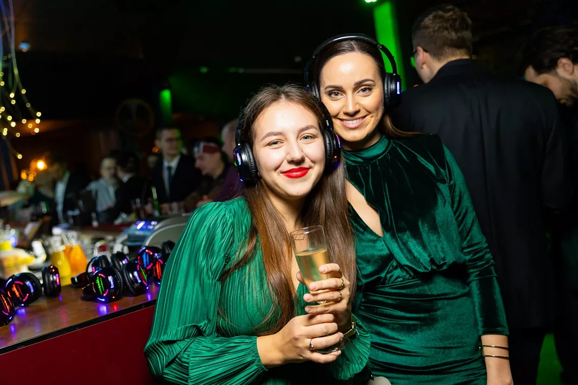 Hosté tančí se sluchátky na večírku