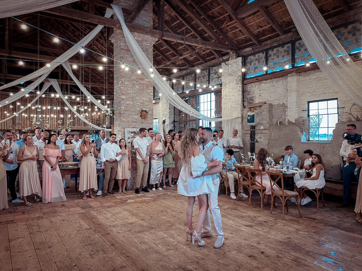 První tanec novomanželů ve stodole Suška / First dance of bride and groom at Suška venue