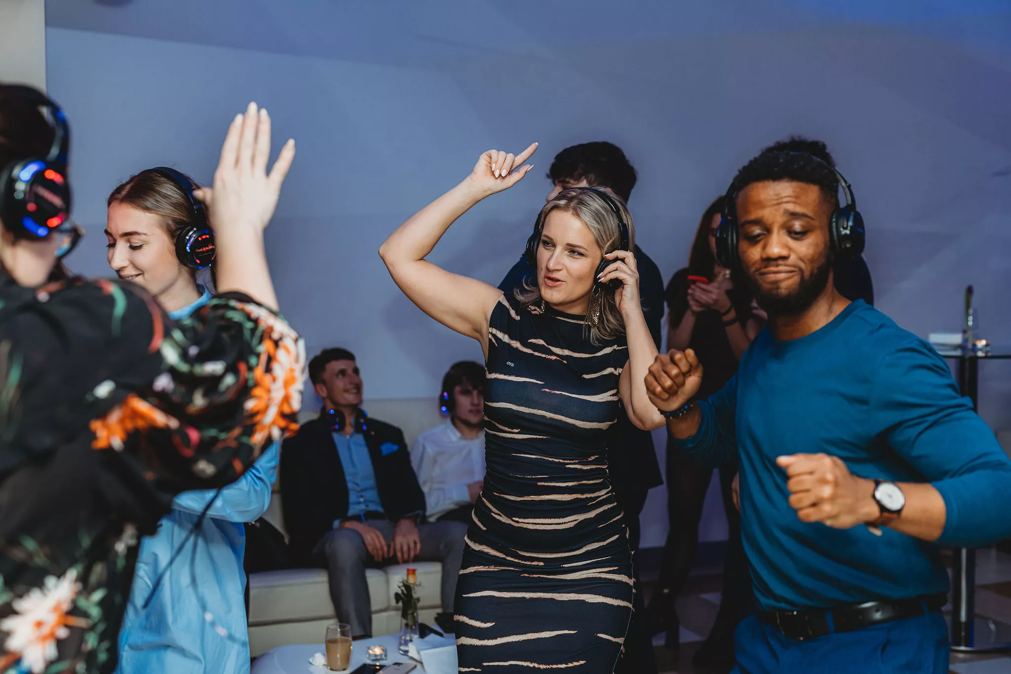 DJ Pekos obsluhuje bezdrátová sluchátka