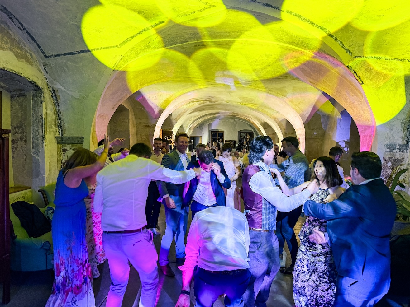 Večerní svatební party na Chateau Třebešice - tanec s DJ Pekos