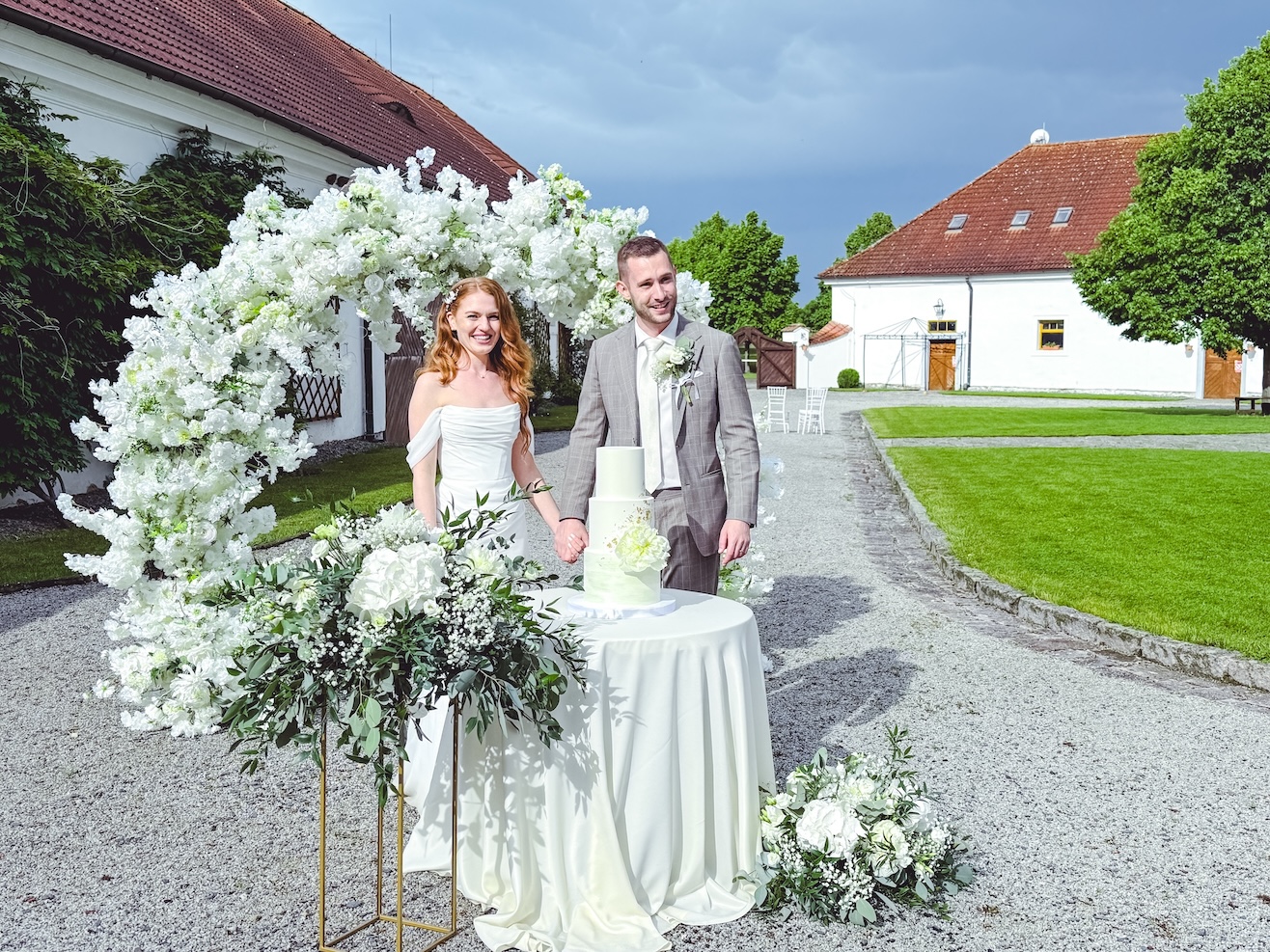 Luxusní svatba statek Benice, krájení dortu