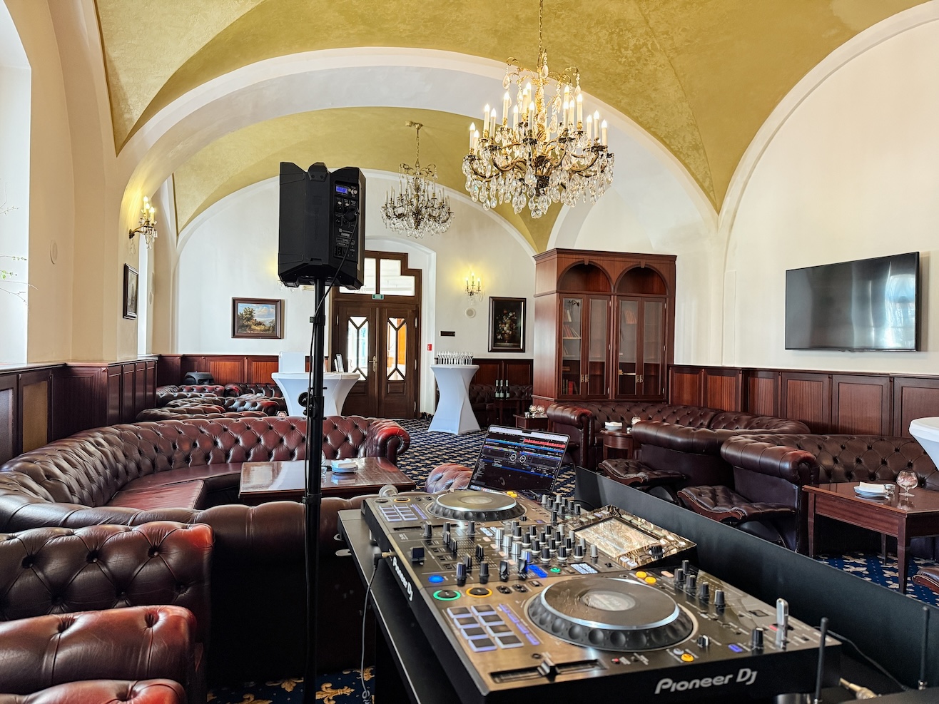 Luxusní svatba v zámeckém sále - DJ pekos připraven na večerní párty