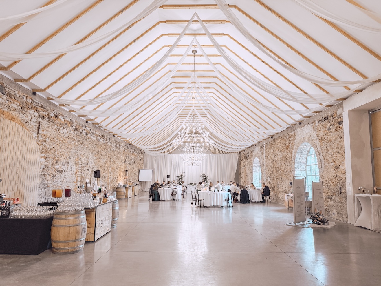 Luxusní mezinárodní svatba v ČR s DJ Pekos, Svatební DJ a moderátor