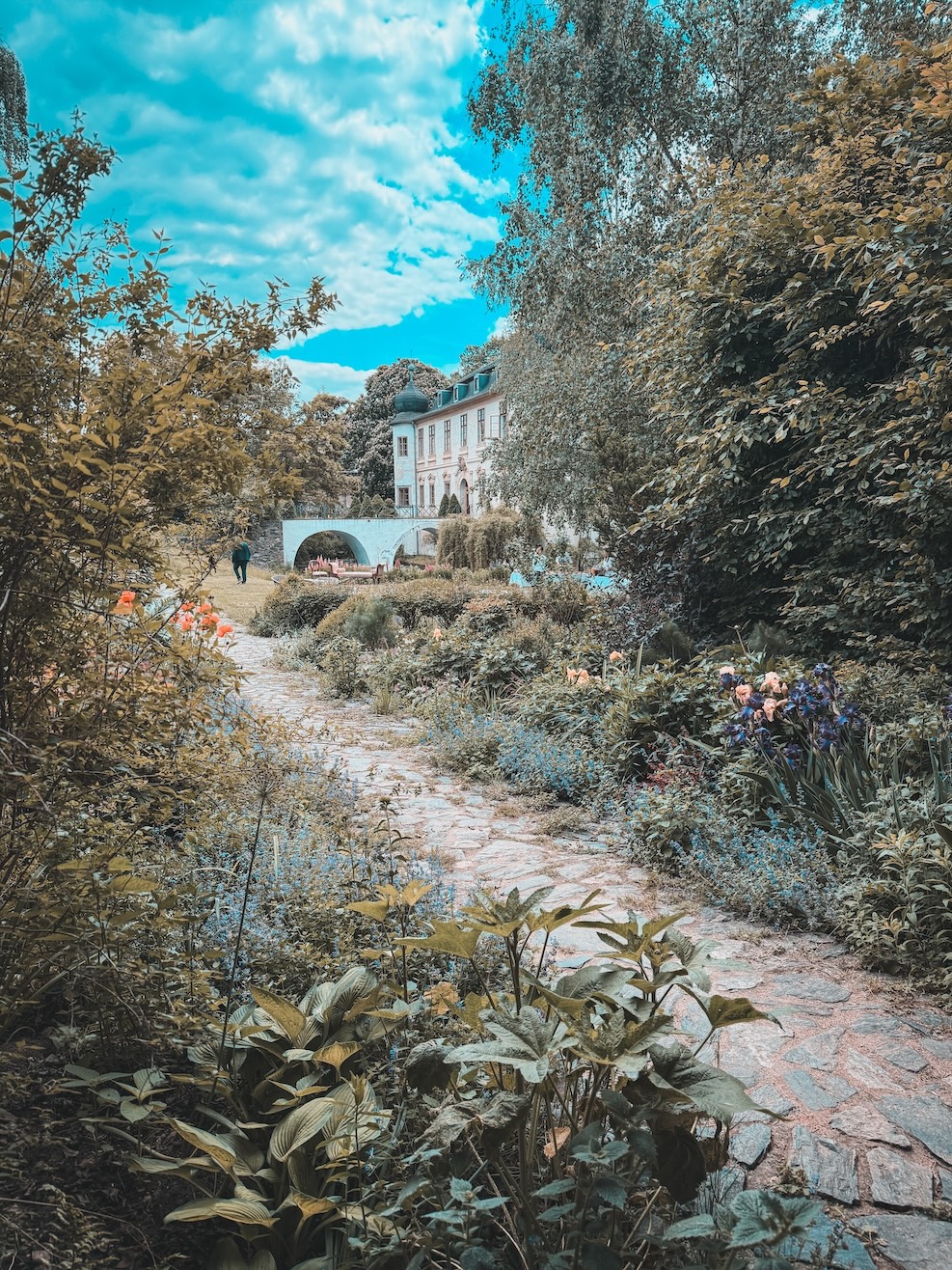 Chateau Třebešice a rozkvetlá zahrada