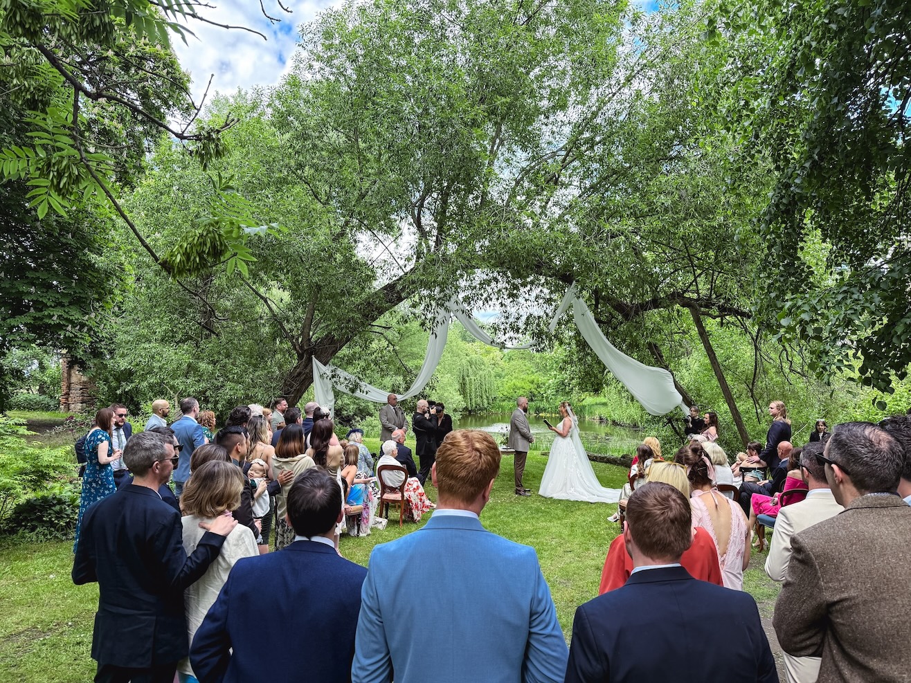 Hosté na zahradním obřadu mezinárodní svatby - Chateau Třebešice