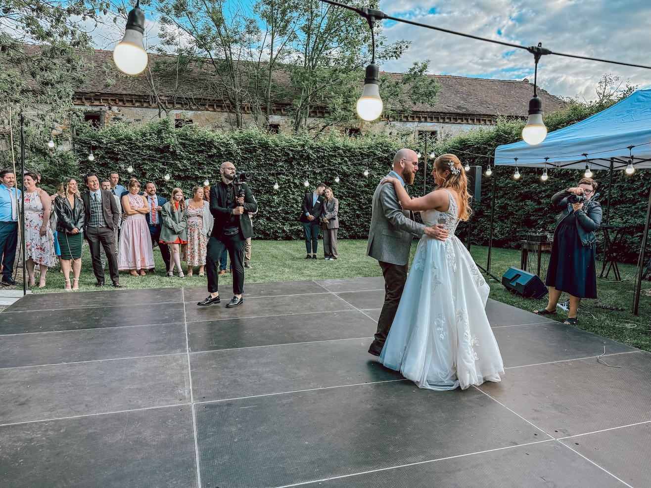 První tanec novomanželů na mezinárodní svatbě v Chateau Třebešice s DJ Pekos