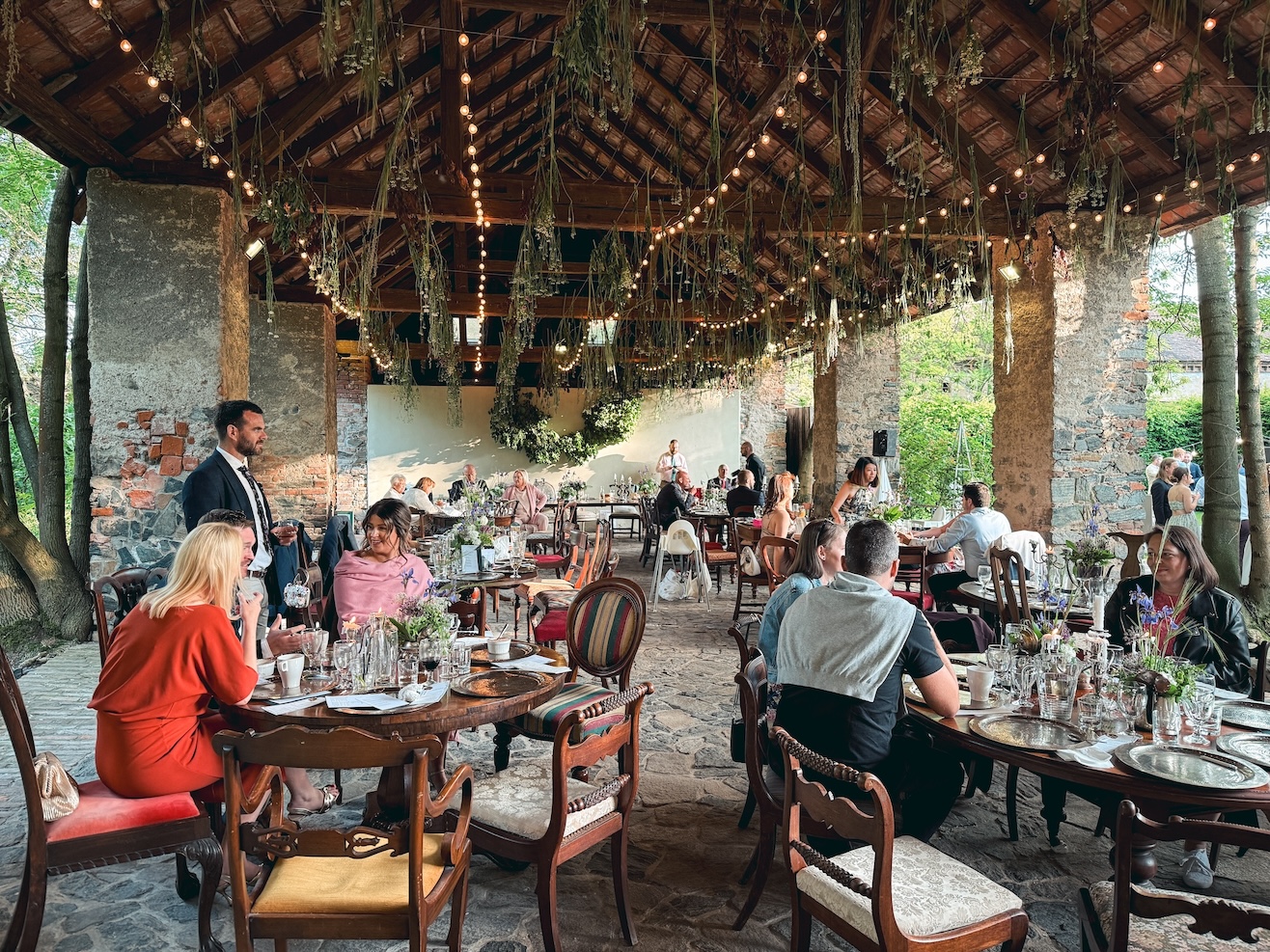 Relaxace a konverzace hostů na svatbě v Chateau Třebešice