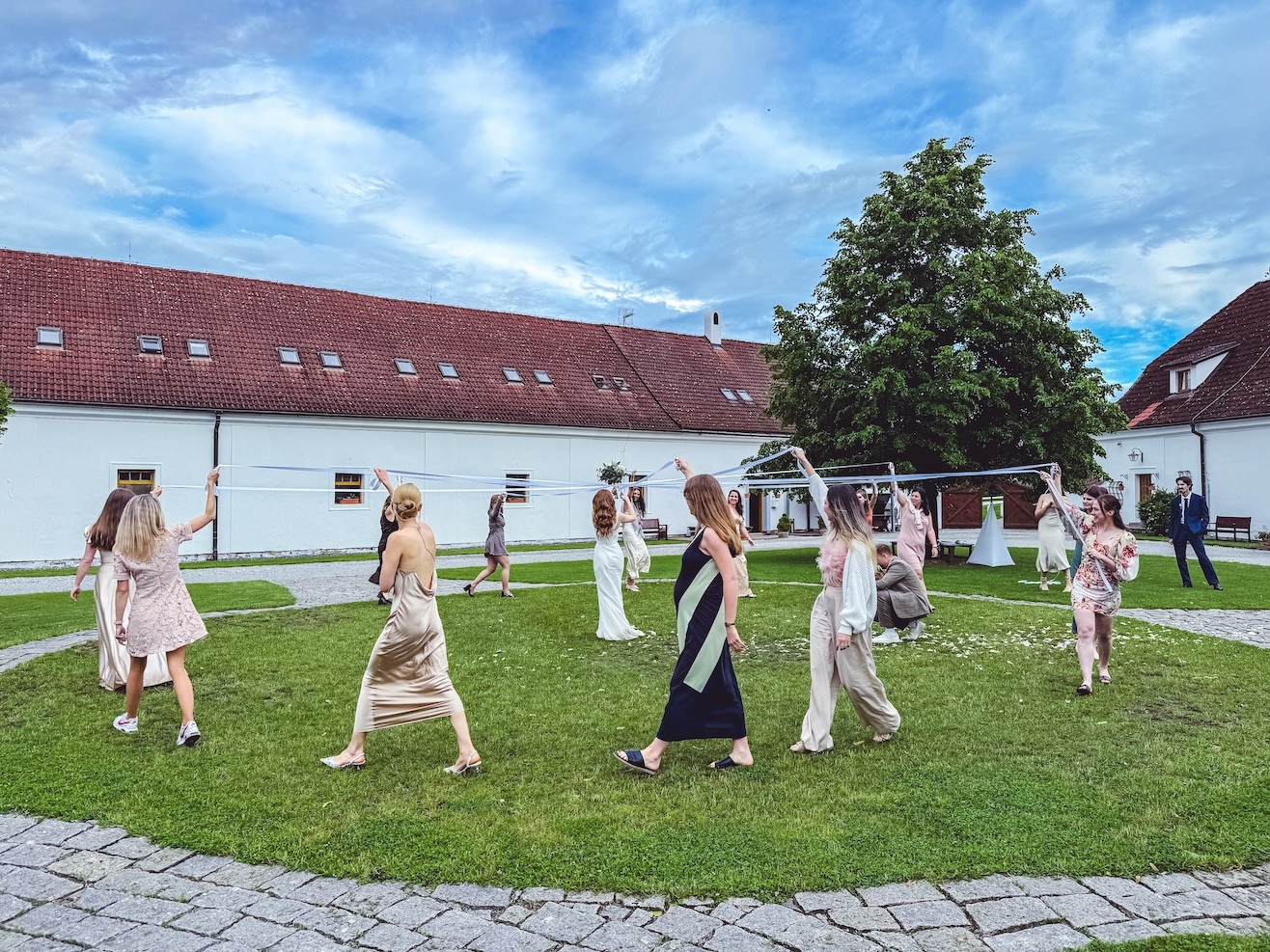Luxusní svatba statek Benice, rozplétání svatební kytice