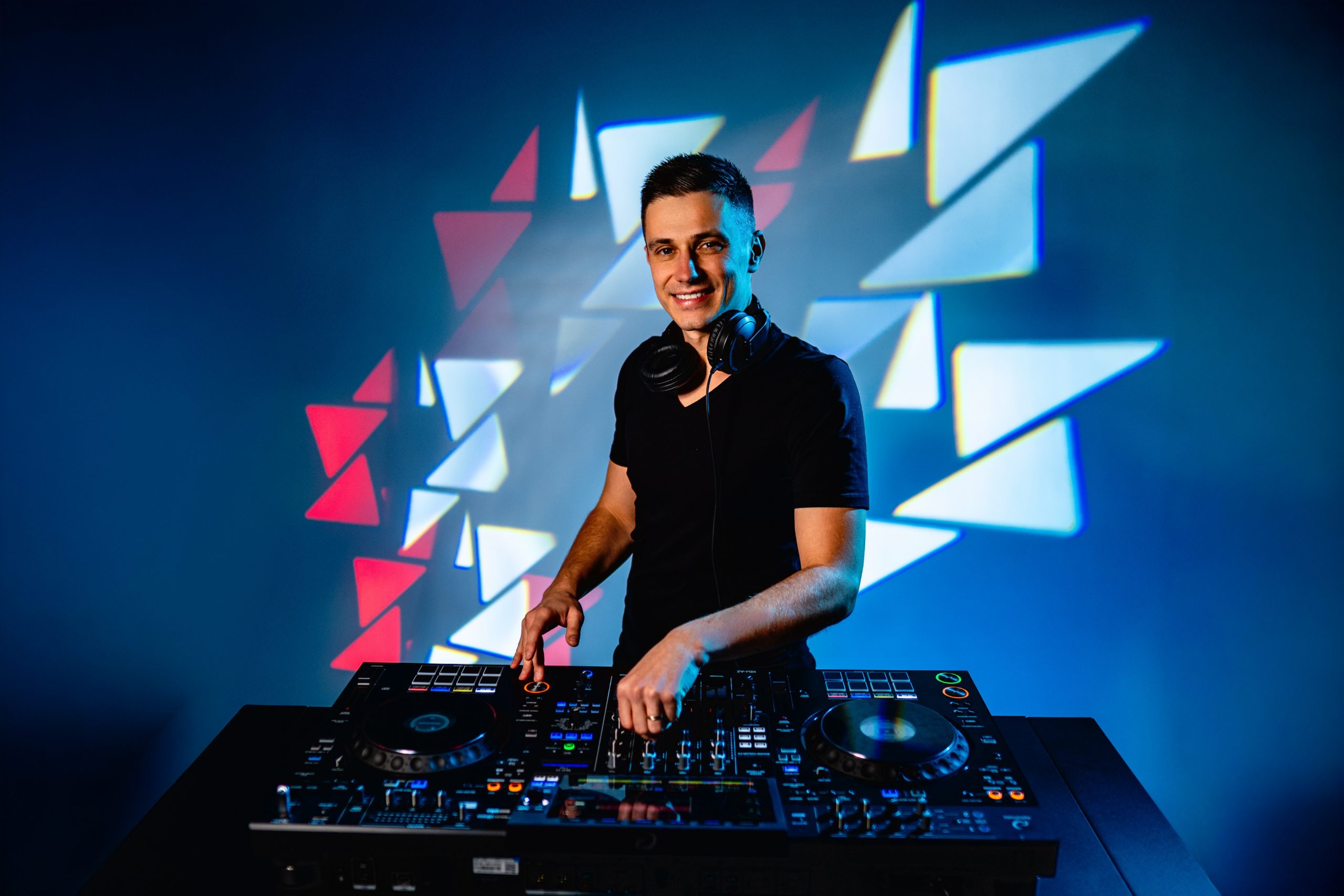 DJ Pekos — svatební DJ a DJ na firemní večírek
