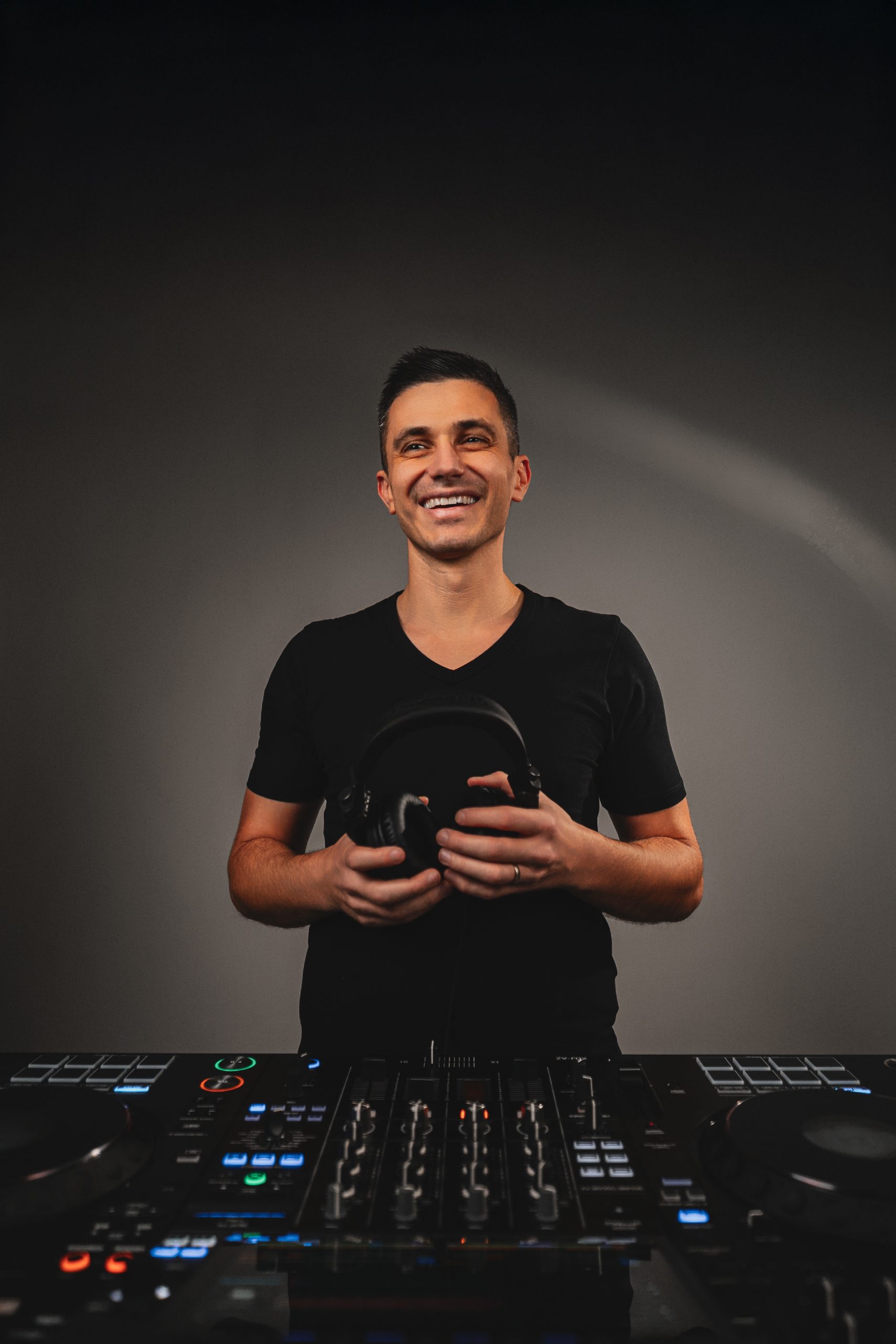 Petr Hrnčíř — DJ Pekos, profesionální svatební DJ a moderátor